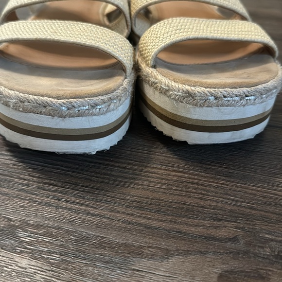 Size 8 Universal Thread Platform Sandals - Picture 6 of 6